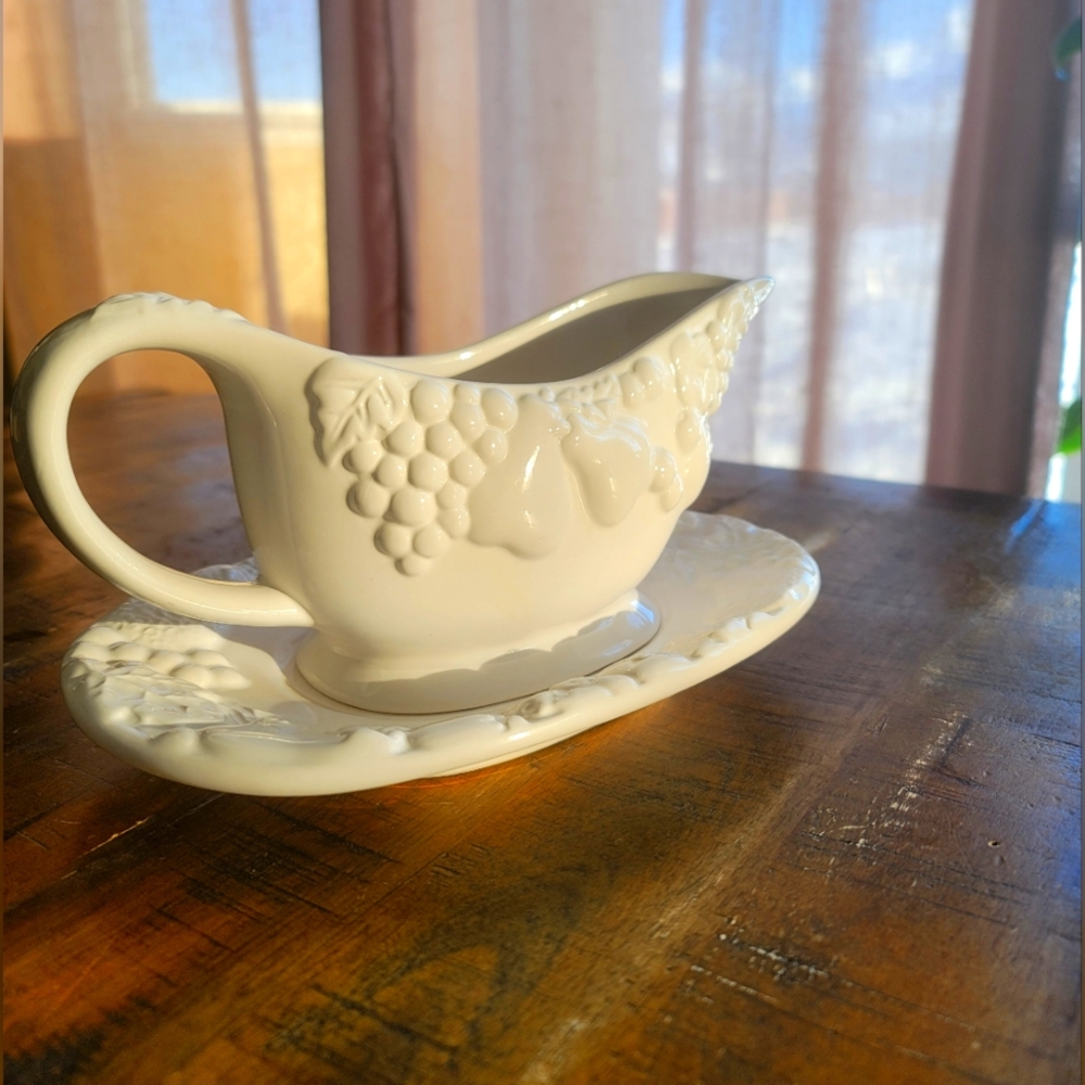 Gibson Gravy Boat with Saucer plate